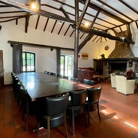 בית נופש In With Pool & Bbq